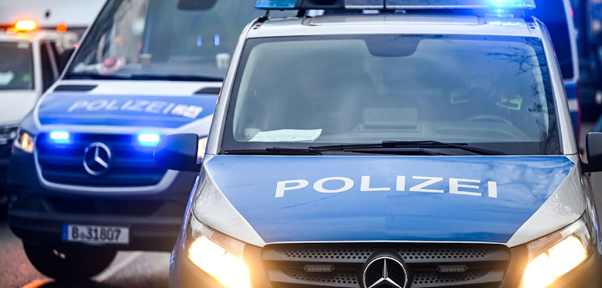 Stich in den Nacken – Täter attackiert Mann an einer Bushaltestelle in Neukölln