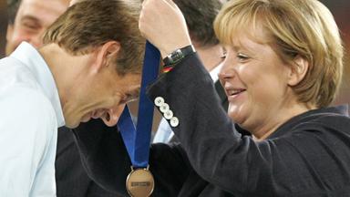 Wie Angela Merkel Bundestrainer Jürgen Klinsmann half