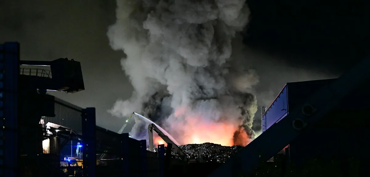 Großbrand in Duisburg: Schrotthaufen steht in Flammen