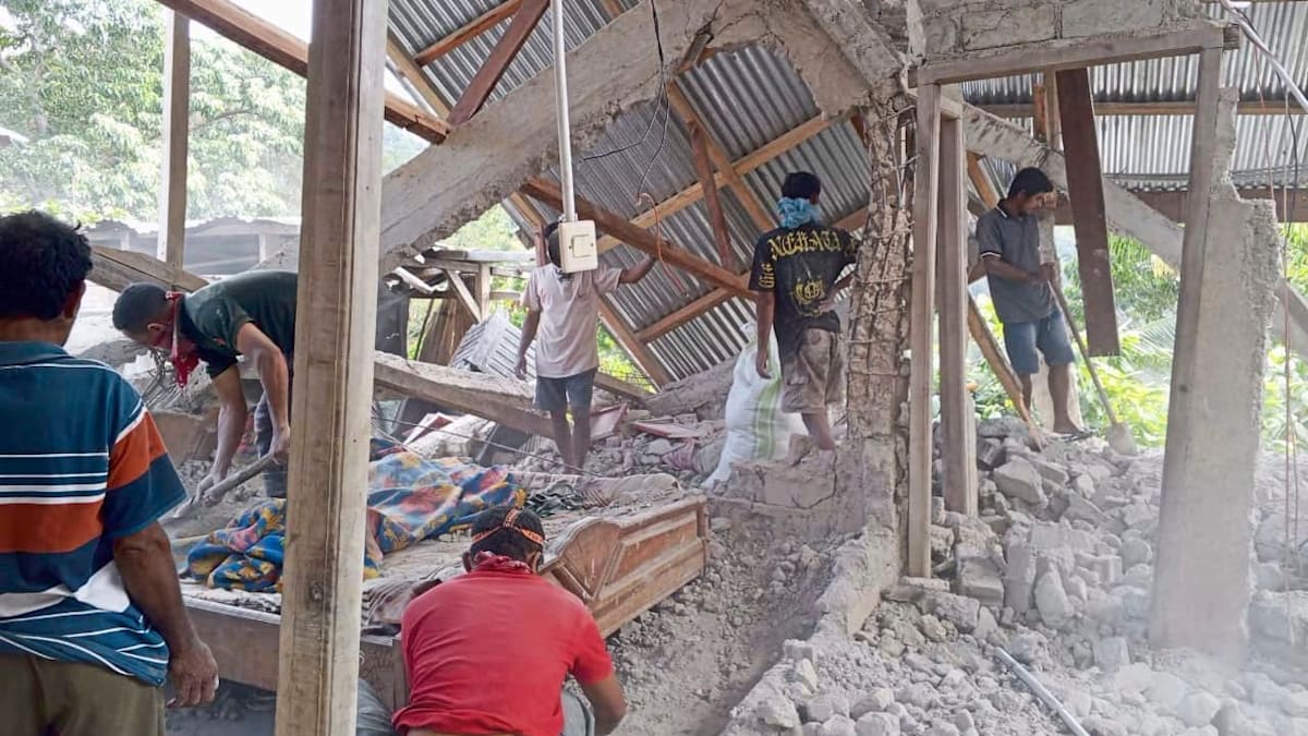Schweres Erdbeben in Indonesien: Tsunami-Warnung und Evakuierungen