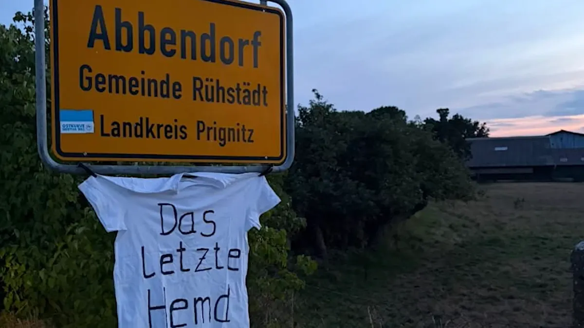 Protestaktion: Weiße T-Shirts mit Aufschrift „Das letzte Hemd“ an Ortsschildern