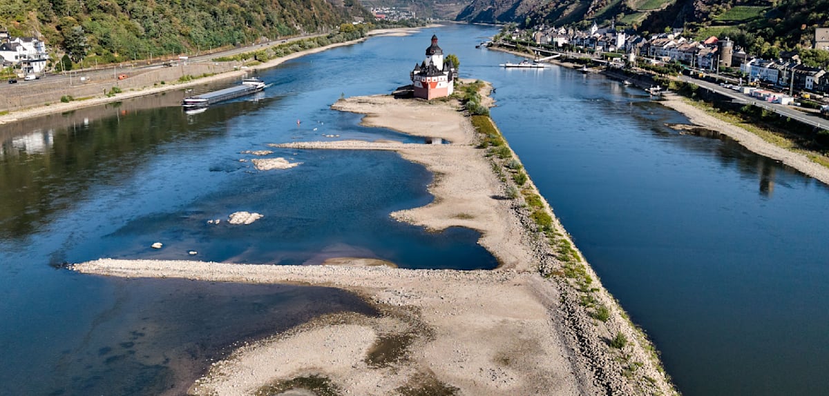 Niedrigwasser im Rhein zwingt Unternehmen zur Produktionsdrosselung