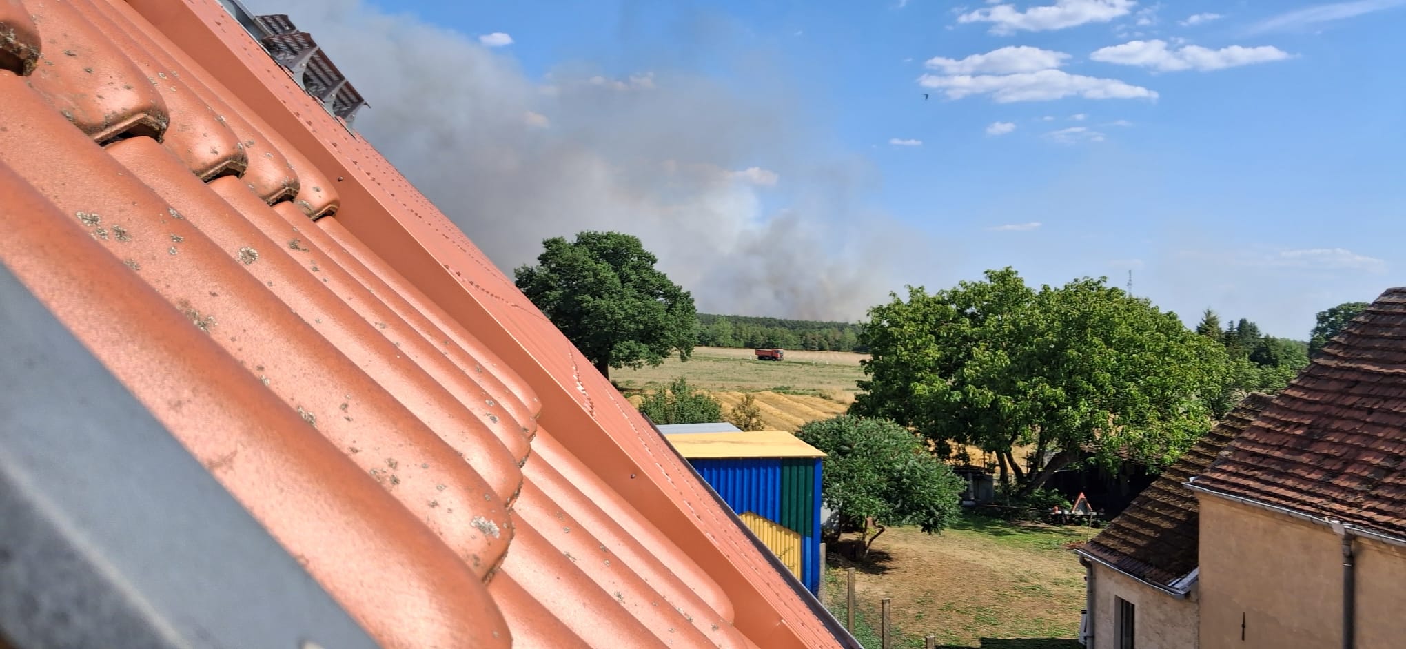 Waldbrand bei Jüterbog: Rauchwolke aus Felgentreu deutlich sichtbar